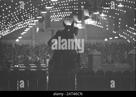 Indoor-Concours Hippique im RAI-Gebäude in Amsterdam Datum: 19. November 1960 Standort: Amsterdam, Noord-Holland Schlüsselwörter: Konkurse, Gebäude Institutionenname: RAI Stockfoto