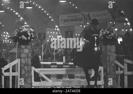 Indoor-Concours Hippique im RAI-Gebäude in Amsterdam Datum: 19. November 1960 Standort: Amsterdam, Noord-Holland Schlüsselwörter: Konkurse, Gebäude Institutionenname: RAI Stockfoto