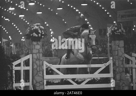 Indoor-Concours Hippique im RAI-Gebäude in Amsterdam Springwettbewerb ein Lamericaine Nat. S. van Spaendock bei Prins Ajax Datum: 19. November 1960 Ort: Amsterdam, Noord-Holland Schlüsselwörter: Konkurse, Gebäude, Springwettkämpfe persönlicher Name: NAT. S. Van Spaendock, Prins Ajax Institution Name: RAI Stockfoto