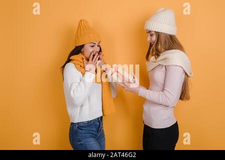 Eine Freundin gibt ihrem Freund ein Weihnachtsgeschenk Stockfoto