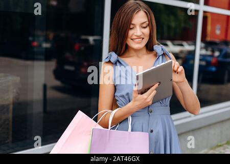 Geschäftsfrau mit Tablet in der Nähe eines Einkaufszentrums Stockfoto