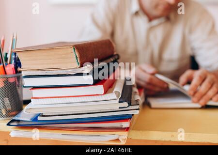 Schließen Sie viele Bücher im Tisch ab. Verschwommene Hintergrund-/Konzeptbildung Stockfoto
