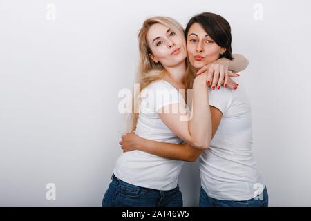 Porträt zweier liebenswürlicher Frauen, die sich umarmen. Konzept starke Freundschaft - Bild Stockfoto