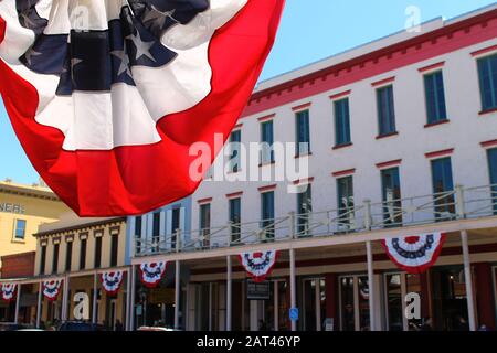 Rote, weiße und blaue kreisförmige Flagge in Sacramento Stockfoto
