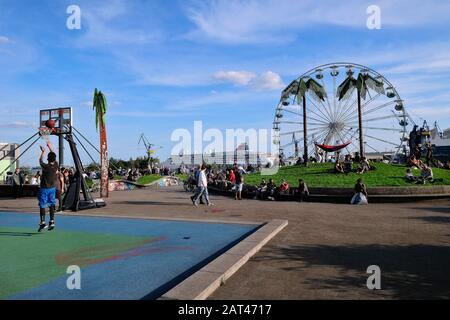 Park Fiction mit Basketballplatz, Kunstpalmen, Hängematte und Riesenrad, St. Pauli, Hamburg Stockfoto