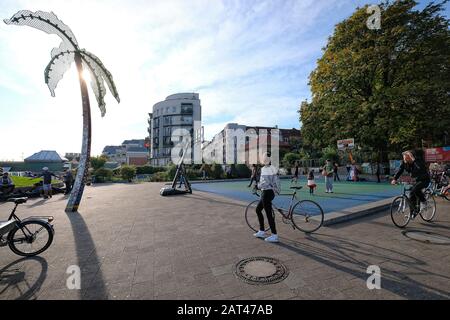 Park Fiction mit Basketballplatz und Kunstpalmen, St. Pauli, Hamburg Stockfoto