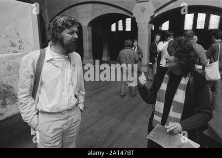 Informationsmarkt in Koopmansbeurs zum Designstrukturplan Amsterdam; Alderman Van der Vlis mit Hedy d'Ancona Datum: 17. März 1984 Standort: Amsterdam, Noord-Holland Schlüsselwörter: Aldermen Personenname: Hedy d'Ancona Institutionenname: Koopmansbeurs Stockfoto