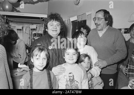 Informationstag im Emma Children's Hospital in Amsterdam, damit das Krankenhaus selbstständig überleben kann; André Hazes und Piet Römer Datum: 20. März 1985 Standort: Amsterdam, Noord-Holland Schlüsselwörter: Schauspieler, Patienten, Schauspieler, Sänger, Krankenhäuser Personenname: Hazes, André, Römer, Piet Stockfoto