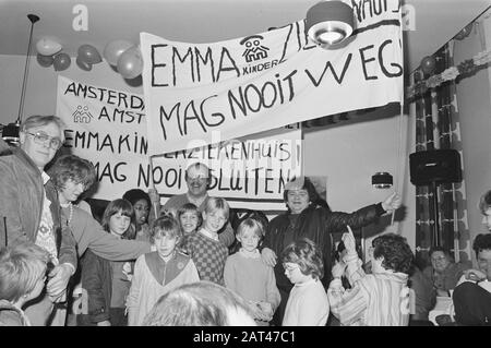 Informationstag im Emma Children's Hospital in A'dam, um das Krankenhaus selbstständig überleben zu lassen; André Hazes und Piet Römer zwischen den Kindern Datum: 20. März 1985 Ort: Amsterdam, Nord-Holland Schlüsselwörter: Schauspieler, Banner, Schauspieler, Sänger, Krankenhäuser persönlicher Name: Hazes, André, Römer, Piet Stockfoto
