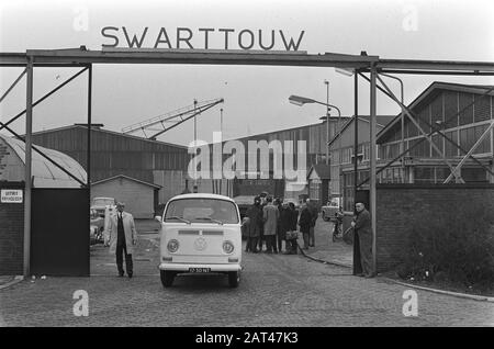 Drohender Konkurs in der Fabrik der Swarttouw Bauwerkstätten Eingang des Werksgeländes Datum: 12. März 1971 Standort: Schiedam, Zuid-Holland Schlüsselwörter: Arbeiter, Arbeitskonflikte, Räumlichkeiten, Fabriken, Metallindustrie Institutionenname: Swarttouw Stockfoto