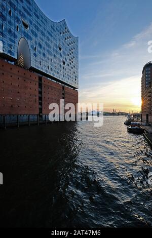 Die Konzerthalle Elbphilharmonie im Hamburger Hafen bei Sonnenuntergang, Hamburg, Deutschland Stockfoto