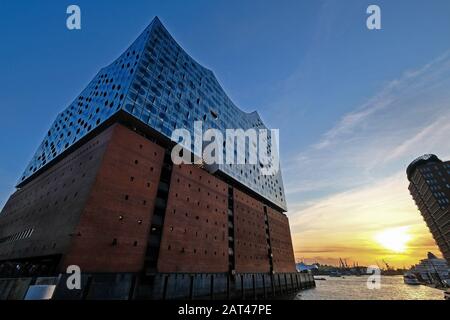 Die Konzerthalle Elbphilharmonie im Hamburger Hafen bei Sonnenuntergang, Hamburg, Deutschland Stockfoto