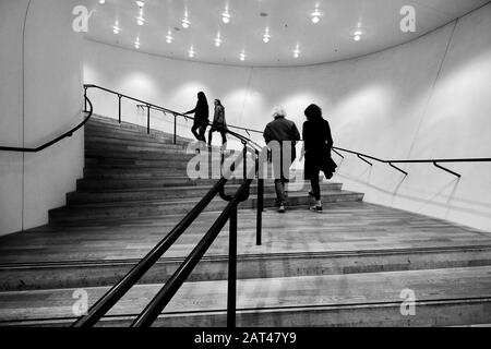Treppenaufgang im Elbphilharmonie-Konzertsaal im Hamburger Hafen Stockfoto