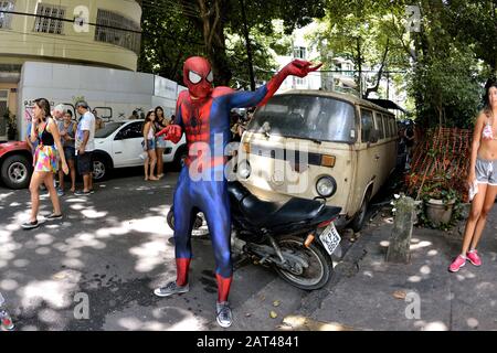 Karneval, Rio de Janeiro - 30. Januar 2016: Enthüller als Zeichentrickheldenspinne verkleidet, nimmt am Straßenblock Areia Teil, Portugiesisch für Sand. Stockfoto