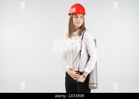 Frau Architektin steht mit einer Röhre hinter ihrem Rücken Stockfoto