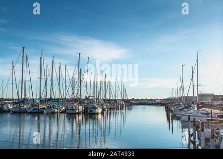 Marseille, Frankreich - 30. Dezember 2018: Vergnügungsboot an einem Wintertag im kleinen Hafen von Marseille angedockt Stockfoto