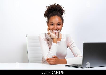 Fröhliches Mulatto Mädchen hat eine Ruhe im Büro Stockfoto