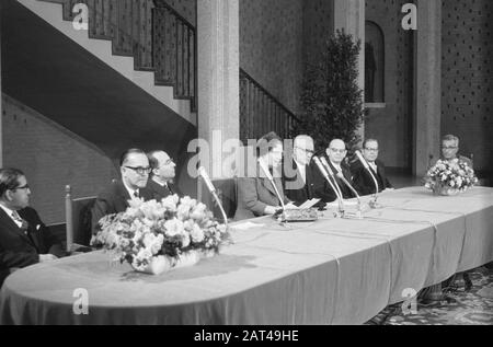 Installation durch Ihre Majestät des Kulturrates für das Königreich, von links Minister J.C. Debrot, Minister J. Cals, Königin Juliana Datum: 2. Februar 1961 Schlüsselwörter: Installationen persönlicher Name: CALs, Jo, Debrot, J.C., Juliana, Queen Stockfoto