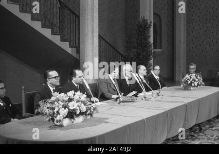 Installation durch Ihre Majestät des Kulturrates für das Königreich, von links Minister J.C. Debrot, Minister J. Cals, Königin Juliana Datum: 2. Februar 1961 Schlüsselwörter: Installationen persönlicher Name: CALs, Jo, Debrot, J.C., Juliana, Queen Stockfoto