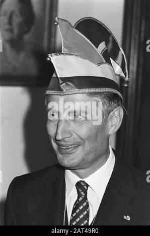 Installation Premier Van Agt als Ehrenmitglieder-Stiftung von Reunie Ned. Karnevalssprinsen auf der Catshuis Datum: 18. Februar 1982 Schlagwörter: Installationen, Premiers persönlicher Name: Reunie Dutch Carnival sprinsen Stockfoto