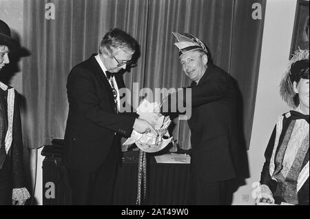 Installation Premier Van Agt als Ehrenmitglied der Stiftung van Reunie Dutch Carnival Sprinsen auf der Catshuis Datum: 18. Februar 1982 Schlüsselwörter: Installationen, Premiers Persönlicher Name: Reunie Dutch Carnival Prinsen Stockfoto