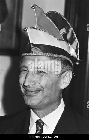 Installation Premier Van Agt als Ehrenmitglieder-Stiftung von Reunie Ned. Karnevalssprinsen auf der Catshuis Datum: 18. Februar 1982 Schlagwörter: Installationen, Premiers persönlicher Name: Reunie Dutch Carnival sprinsen Stockfoto