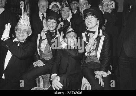 Installation Premier Van Agt als Ehrenmitglied Stichting van Reunie Dutch Carnival Sprinsen beim Catshuis Assistenten Oeteld Datum: 18. Februar 1982 Schlüsselwörter: Assistenten, Installationen, Premiers persönlicher Name: Reunie Dutch Carnival Prinsen Stockfoto