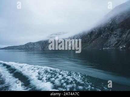 Wellen am Ufer an einem bewölkten Tag im Polarkreis in Grönland. Mächtige Wellen brechen. Welle bricht auf einem flachen Bank. Natürliche Stockfoto