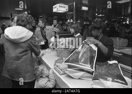 Interior Bijenkorf mit cashières Datum: 9. Dezember 1981 Schlagwörter: Kaufhäuser Stockfoto