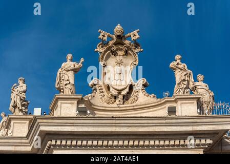 Alexander VII. Wappen mit Statuen der heiligen Katharina und der heiligen Agnes auf Nordkolonnade, Petersplatz, Vatikan, Rom, Italien Stockfoto