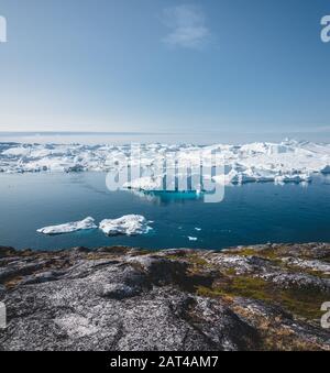 Eisberg und Eis vom Gletscher in den arktischen Natur Landschaft in Ilulissat, Grönland. Antenne drone Foto von Eisbergen in Ilulissat Eisfjord. Betroffen von Stockfoto