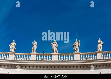 Statuen des heiligen Dominikus, Franz von Assisi, des heiligen Bernhard, des heiligen Benedikt und des heiligen Ignatius Loyola, des Petersplatzes, des Vatikans, Roms, Italiens Stockfoto