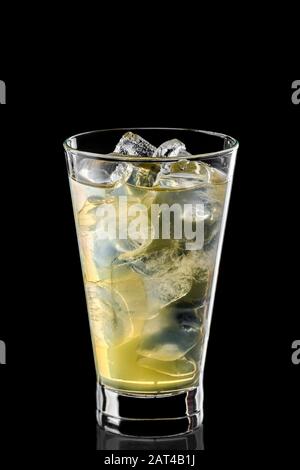Glas kaltes Wasser mit Eiswürfeln und auf Schwarz isoliertem Birnensirup Stockfoto