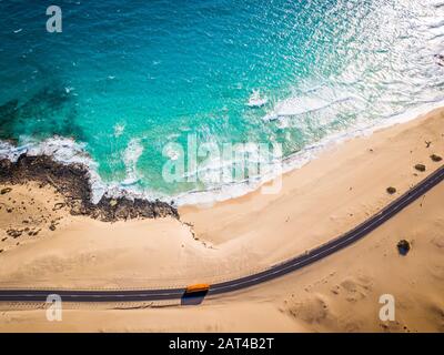Direkt oberhalb der Busstraße und am Strand von Corralejo Sanddünen, Fuerteventura, Kanarische Inseln Stockfoto