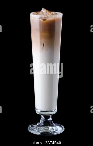 Hohes schmales Glas mit Eiskaffee isoliert auf Schwarz Stockfoto