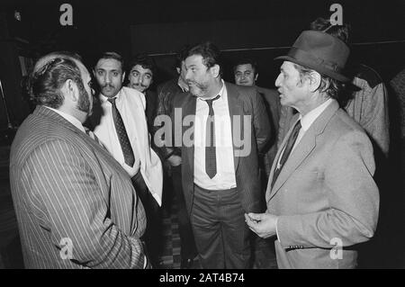 Internationales Zigeunergericht in den Haag; eine Gruppe von Zigeunern während einer Pause, verließ den Zigeunerkönig Petalo Datum: 26. februar 1985 Ort: Den Haag, Zuid-Holland Schlüsselwörter: Zigeuner, Zuid-Holland Gerichte persönlicher Name: Petalo, Koko Stockfoto