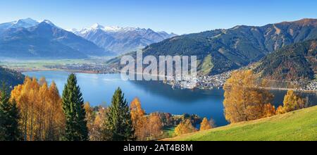 Panoramablick auf die schöne Herbstszene in den Alpen mit blauem Bergsee und berühmtem Kitzsteinhorn im Herbst, Zell am See, Salzburger Land, Österreich Stockfoto