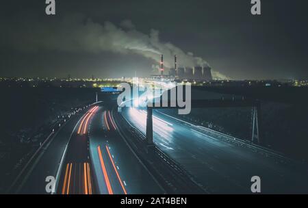 Kraftwerk Ferrybridge mit Lichtwegen auf der Doppelfahrbahn. Stockfoto