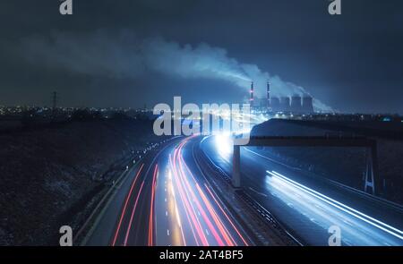 Kraftwerk Ferrybridge mit Lichtwegen auf der Doppelfahrbahn. Stockfoto