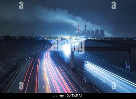 Kraftwerk Ferrybridge mit Lichtwegen auf der Doppelfahrbahn. Stockfoto