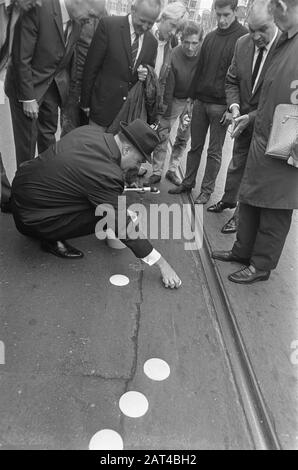 Mit einer neuen Markierung entlang der Straßenbahn Alderman Ham klebt auf dem Leidseplein das erste Eierkuchen Datum: 16. September 1968 Standort: Amsterdam, Noord-Holland Schlagwörter: Straßenbahnen, Verkehrssicherheit Stockfoto