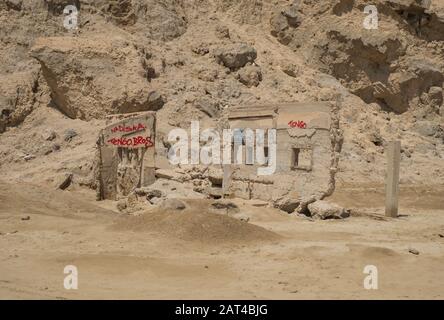 Verderbtes Gebäude und Graffiti unter Lots Frau, Mount Sodom nahe dem Toten Meer, Israel Stockfoto