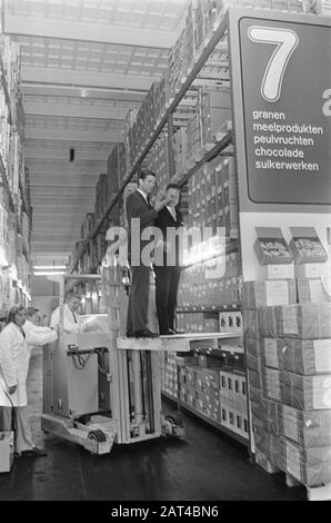 Alderman Hamm eröffnete den ersten Self Service Großhandel Makro Industriegebiet Amstel Datum: 31. Oktober 1968 Standort: Amsterdam, Noord-Holland Schlüsselwörter: Großhändler, Industriegebiete, Selbstbedienungsname: Amstel Institutionname: Makro Stockfoto