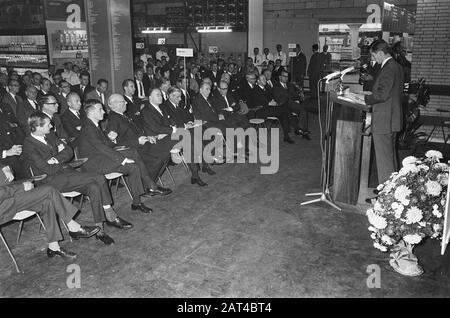 Alderman Hamm eröffnete den ersten Self Service Großhandel Makro Industriegebiet Amstel Datum: 31. Oktober 1968 Standort: Amsterdam, Noord-Holland Schlüsselwörter: Großhändler, Industriegebiete, Selbstbedienungsname: Amstel Institutionname: Makro Stockfoto
