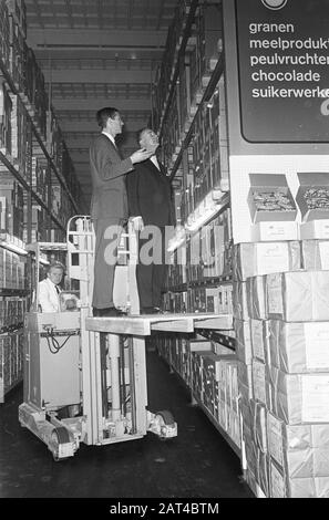 Alderman Hamm eröffnete den ersten Self Service Großhandel Makro Industriegebiet Amstel Datum: 31. Oktober 1968 Standort: Amsterdam, Noord-Holland Schlüsselwörter: Großhändler, Industriegebiete, Selbstbedienungsname: Amstel Institutionname: Makro Stockfoto