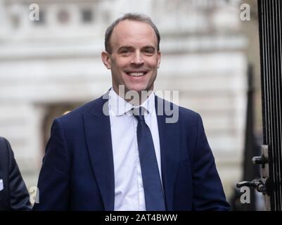 London, Großbritannien. Januar 2020. Außenminister Dominic Raab kommt in der Downing Street zu den Gesprächen mit Mike Pompeo. Der US-Außenminister Mike Pompeo kommt in der Downing Street zu Gesprächen mit dem britischen Premierminister Boris Johnson an. Kredit: Tommy London/Alamy Live News Stockfoto