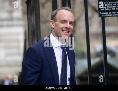 London, Großbritannien. Januar 2020. Außenminister Dominic Raab kommt in der Downing Street zu den Gesprächen mit Mike Pompeo. Der US-Außenminister Mike Pompeo kommt in der Downing Street zu Gesprächen mit dem britischen Premierminister Boris Johnson an. Kredit: Tommy London/Alamy Live News Stockfoto