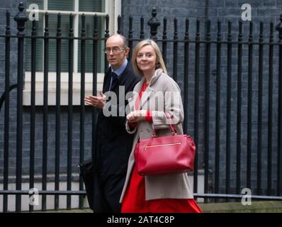 London, Großbritannien. Januar 2020. Liz Truss, Staatssekretärin für internationalen Handel und Präsidentin des Board of Trade, Ministerin für Frauen und Equalitäten, kommt in Downing Street an. Der US-Außenminister Mike Pompeo kommt in der Downing Street zu Gesprächen mit dem britischen Premierminister Boris Johnson an. Kredit: Tommy London/Alamy Live News Stockfoto