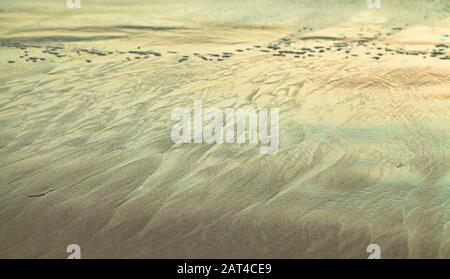 Meerwasser und glänzender Küstensand, abstrakter Vintage-Look mit natürlicher Hintergrund-Fotostruktur Stockfoto