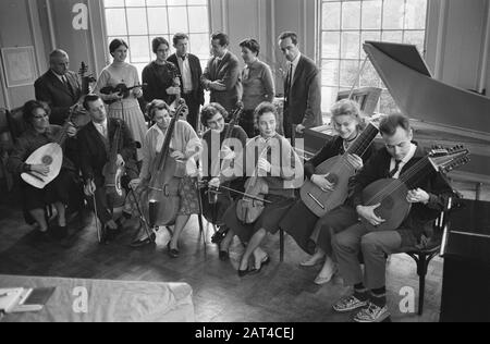 Internationale Studienwoche im Toonkunst Center Eduard van Beinum in Breukelen widmet sich der Musik des Barock die Gruppe Datum: 10. Januar 1964 Ort: Breukelen Schlüsselwörter: Studienwochen: Pot, Harry/Anefo Stockfoto